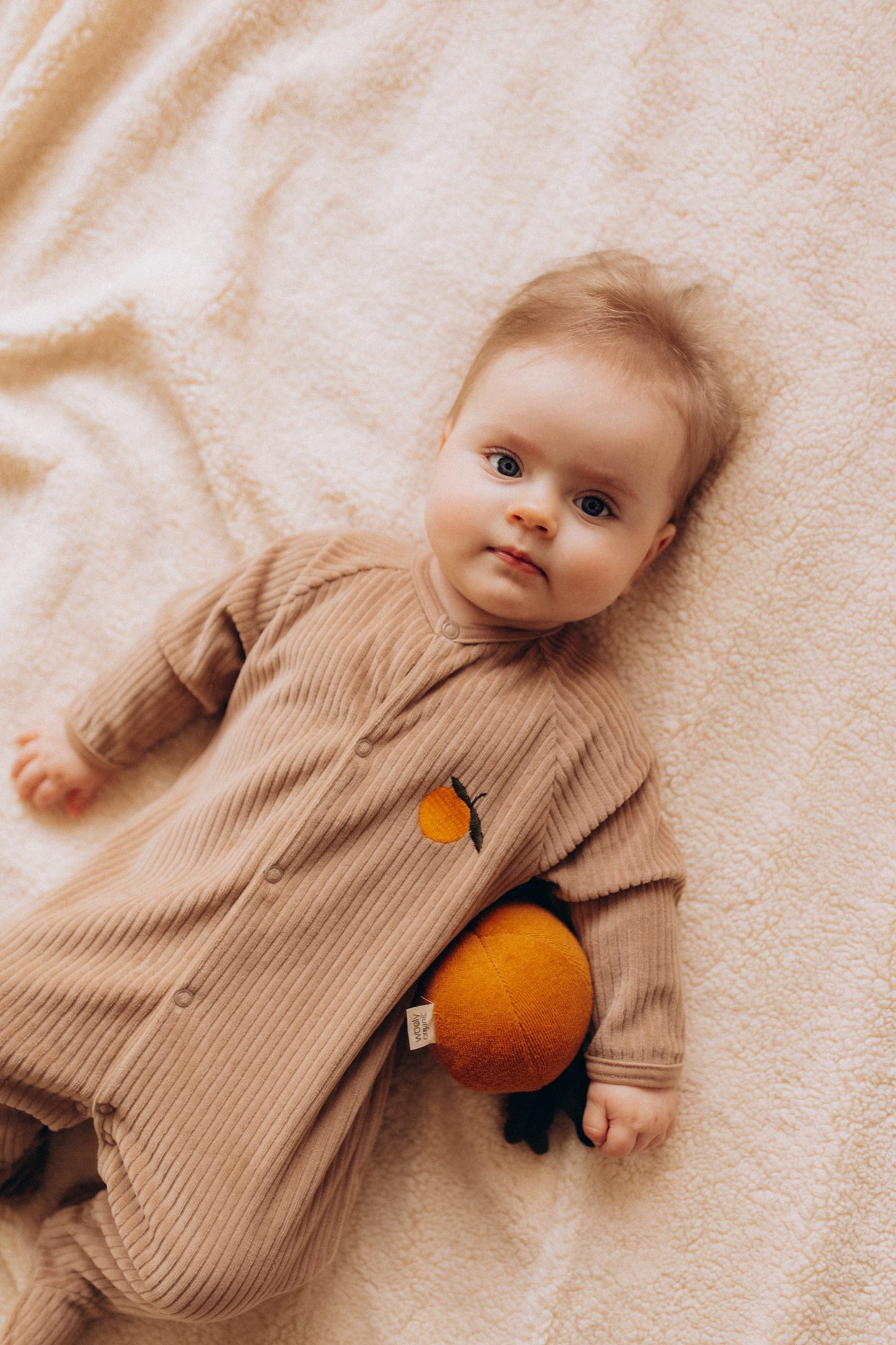 Tutina in velluto a coste ricamato con piedini