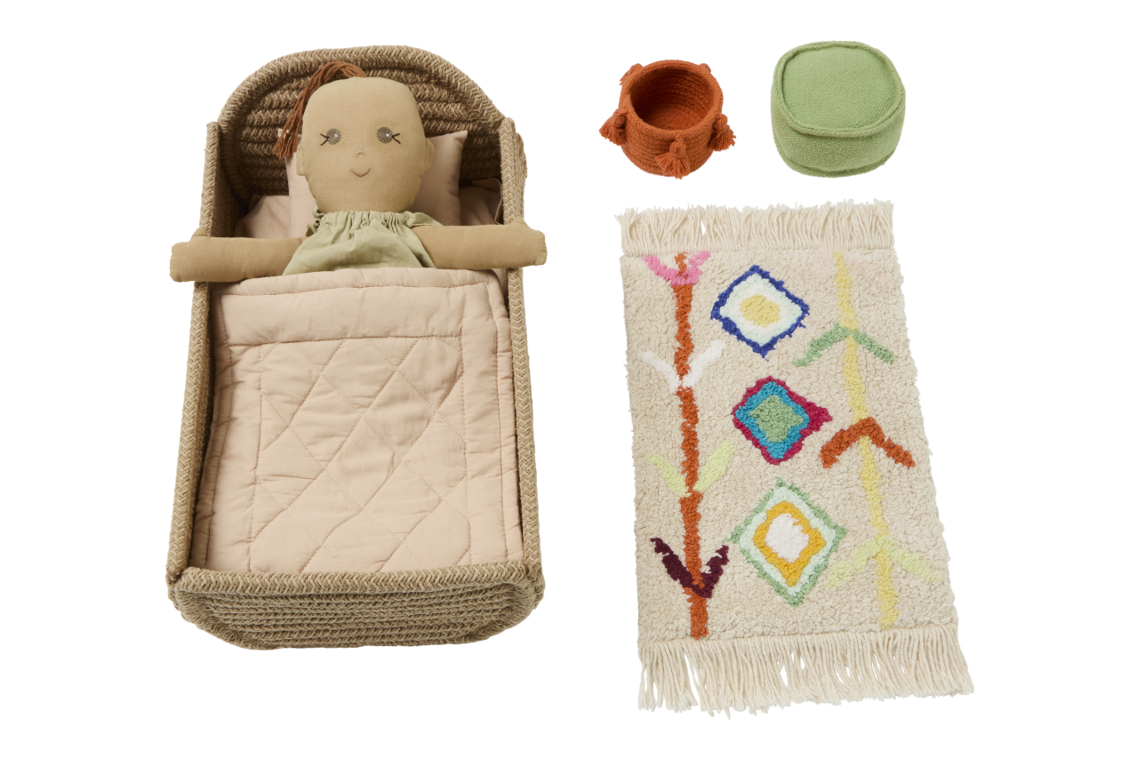 Set mini lorena - bambola con culla, tappeto, cestino e pouf - 22x32x16cm