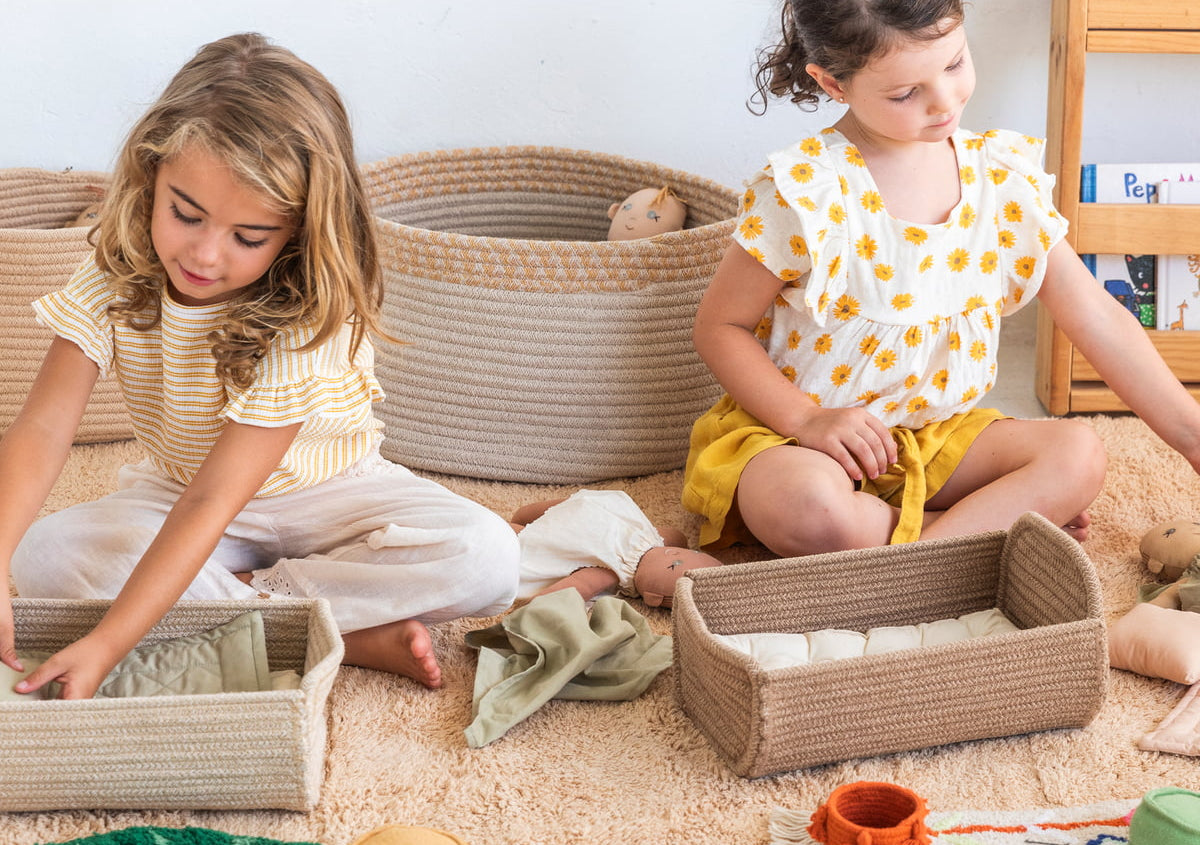 Set mini lorena - bambola con culla, tappeto, cestino e pouf - 22x32x16cm