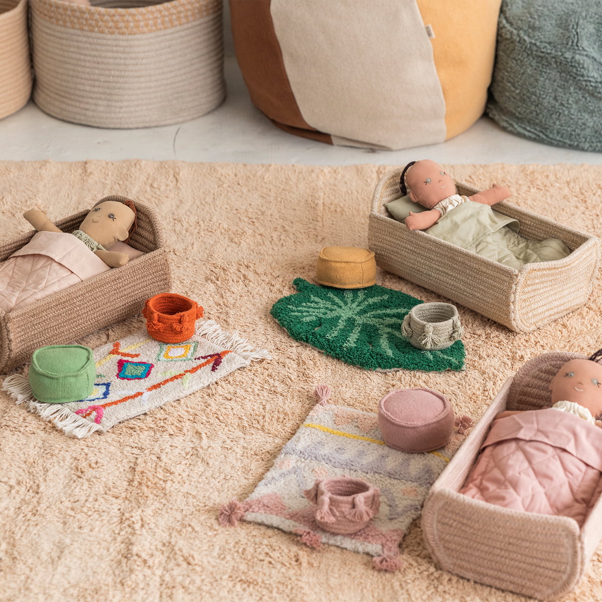 Set mini lorena - bambola con culla, tappeto, cestino e pouf - 22x32x16cm