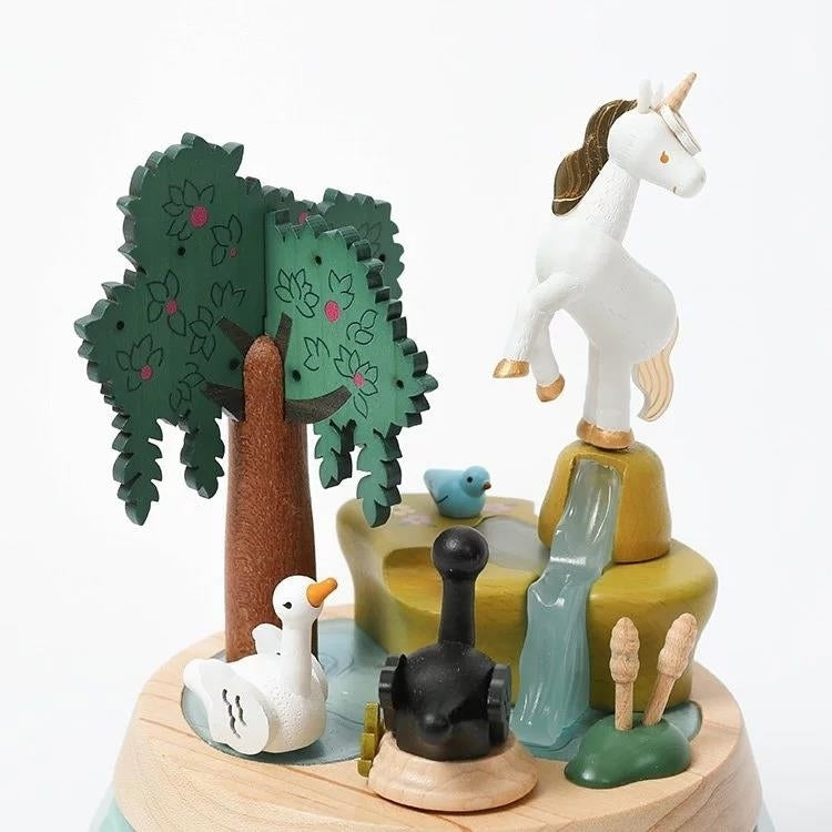 Carillon in legno unicorno con i cigni