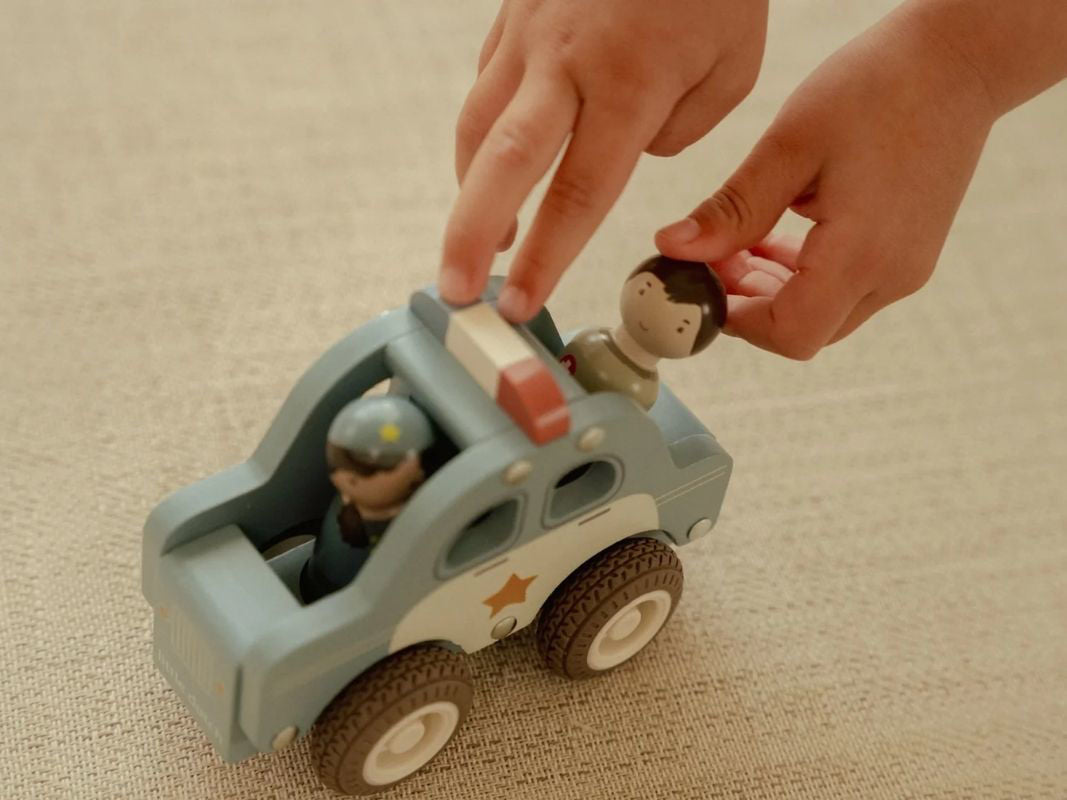 Macchina della polizia con personaggio
