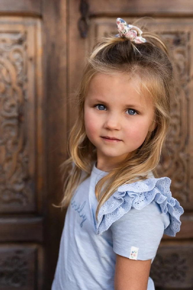 Maglietta Bambina in Cotone Biologico - Azzurra con Volant 'Lovely'