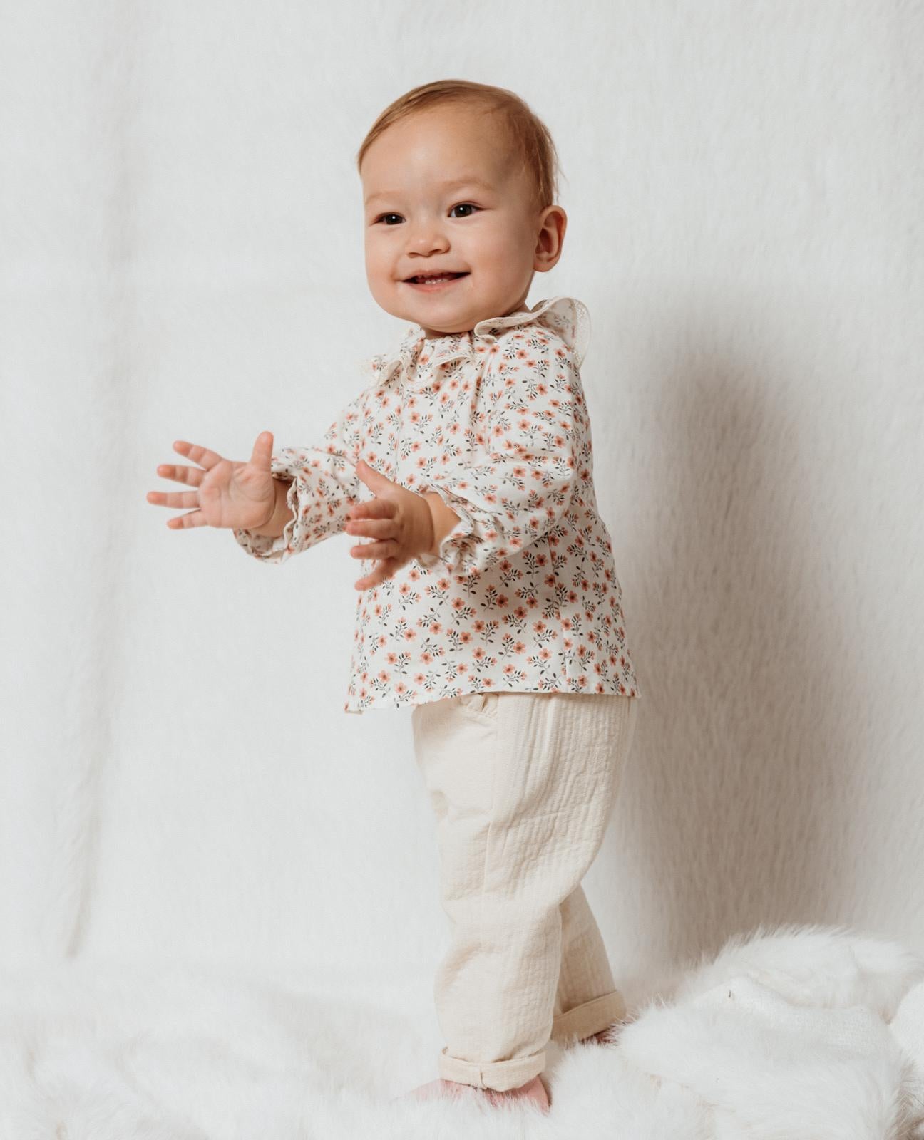 Pantalone beige testurizzato con volant