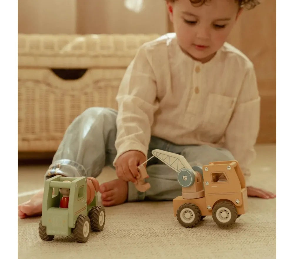 Camion con gru con personaggio - In legno FSC