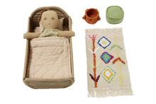 Set mini lorena - bambola con culla, tappeto, cestino e pouf - 22x32x16cm