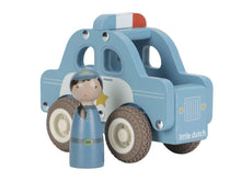 Macchina della polizia con personaggio