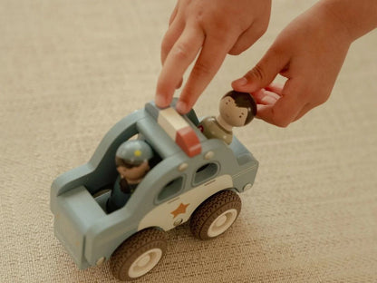 Macchina della polizia con personaggio