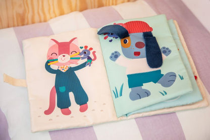 Libretto Sensoriale in Stoffa 'Le Tattili Scoperte di Nina il Topolino'