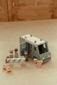 Macchina grande della polizia con personaggi FSC