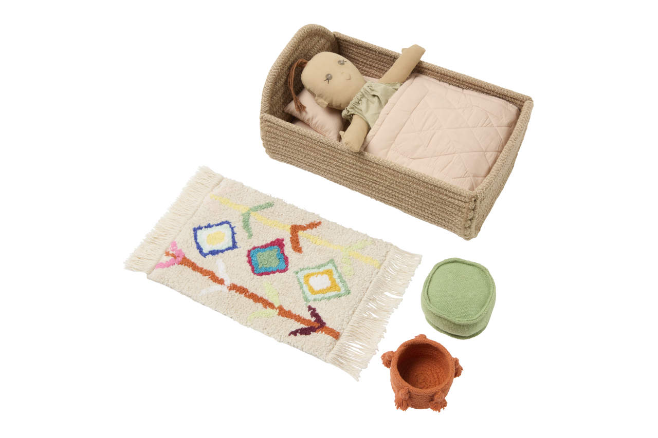 Set mini lorena - bambola con culla, tappeto, cestino e pouf - 22x32x16cm