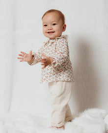 Pantalone beige testurizzato con volant