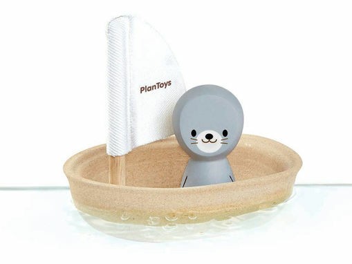 Barca a vela con foca