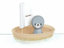 Barca a vela con foca