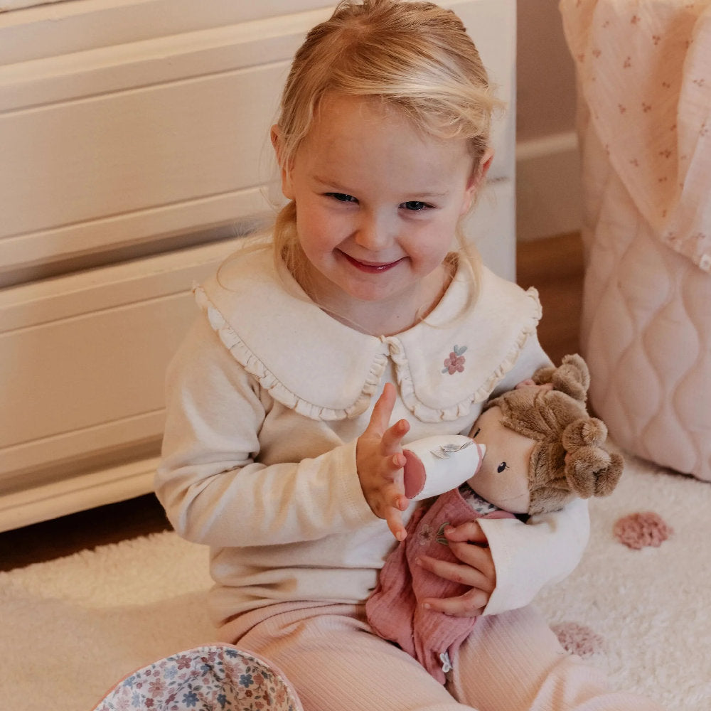 Set Bambola di Stoffa 'Rosa' Little Dutch con Cesta Portaletino e Accessori Magnetici