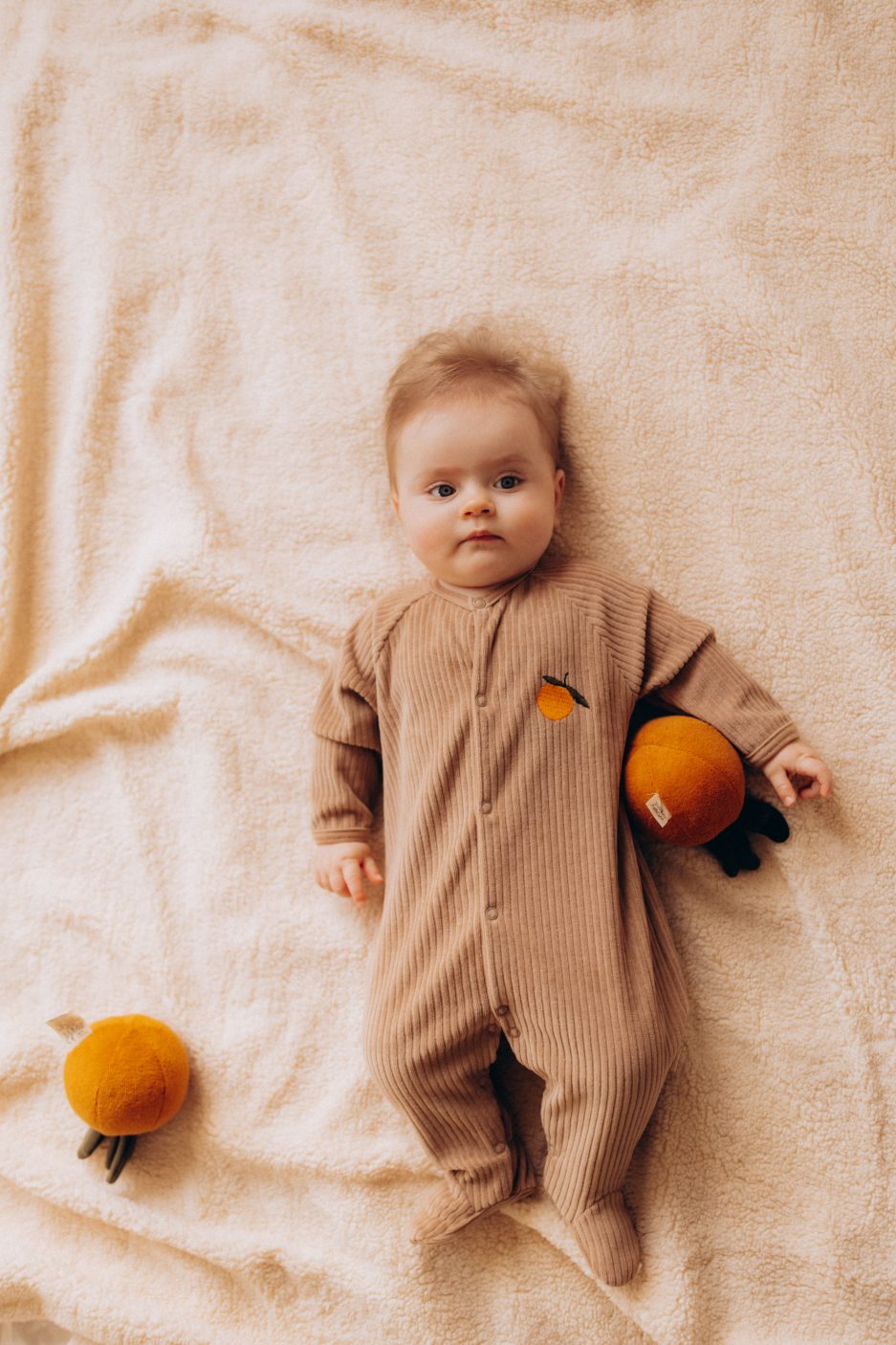 Tutina in velluto a coste ricamato con piedini