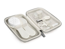 Set manicure - Spazzola, pettine, forbicine, limetta, tronchesino e ditale per gengive