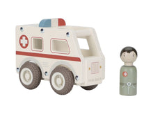 Ambulanza in legno con personaggio