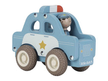 Macchina della polizia con personaggio