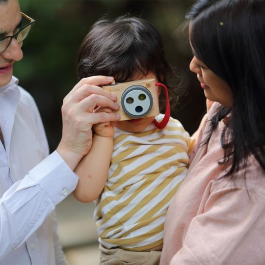 Plan Toys - Fotocamera con obiettivo a colori - Giocattolo in legno